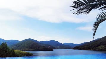 Una piscina al aire libre de temporada