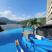 Una piscina al aire libre de temporada