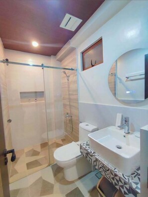 Ducha, pantuflas, toallas, jabón