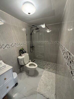 Shower, towels, soap, toilet paper - Beach Condo in Palmas Del Mar (Humacao)