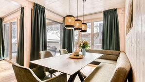 A dining area with a table, chairs, and a bench. - Familienferienwohnung Zentral (Brand)