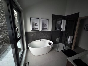 Douche, sèche-cheveux, serviettes fournies, savon