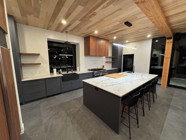 電子レンジ、オーブン、コンロ、食器洗い機