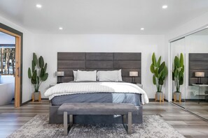 4 slaapkamers, een bureau, een strijkplank/strijkijzer, gratis wifi