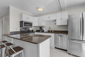 Kjøleskap, mikrobølgeovn, ovn og kokeplater