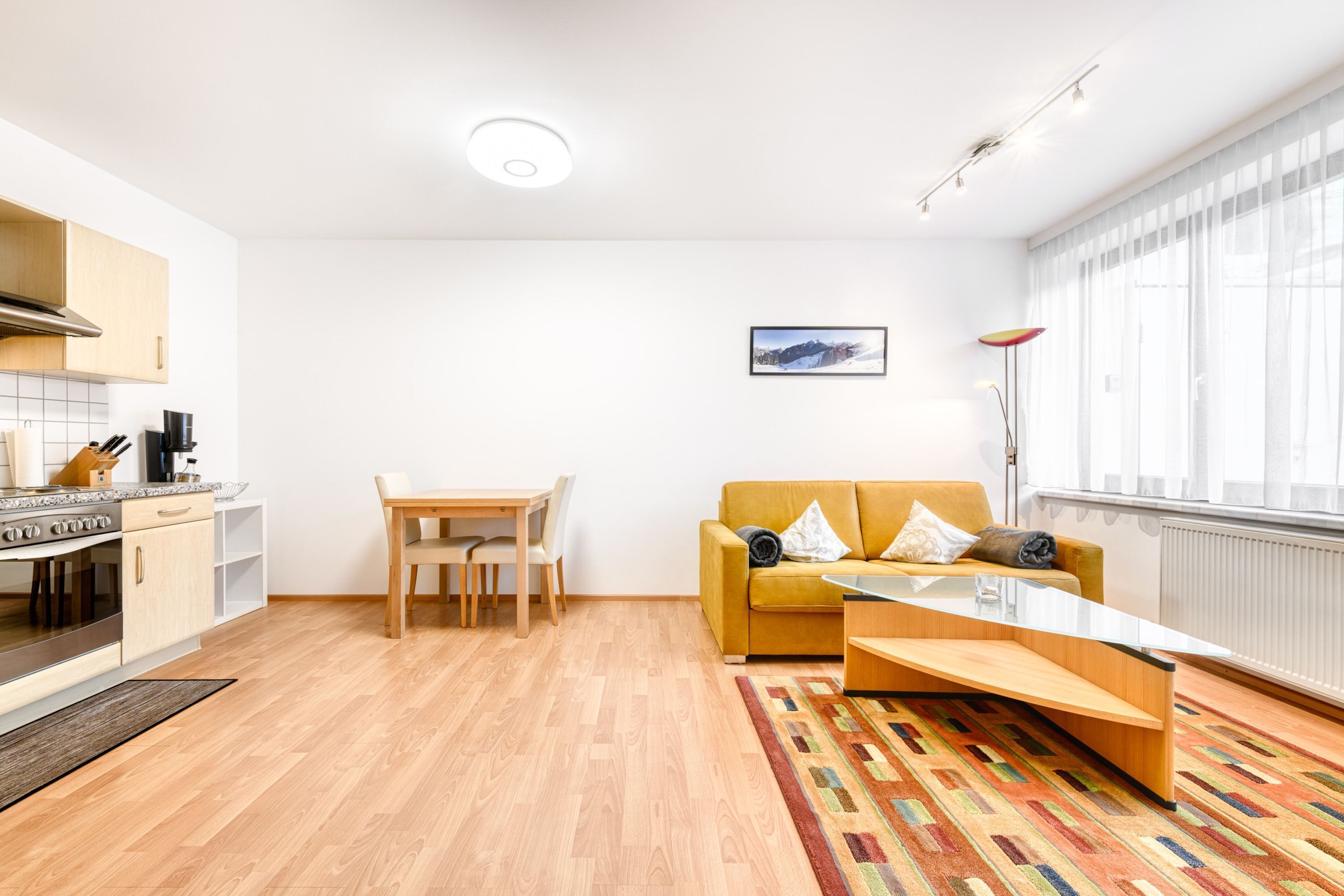 Eine moderne Wohnung mit Küche, Essbereich und Wohnzimmer.