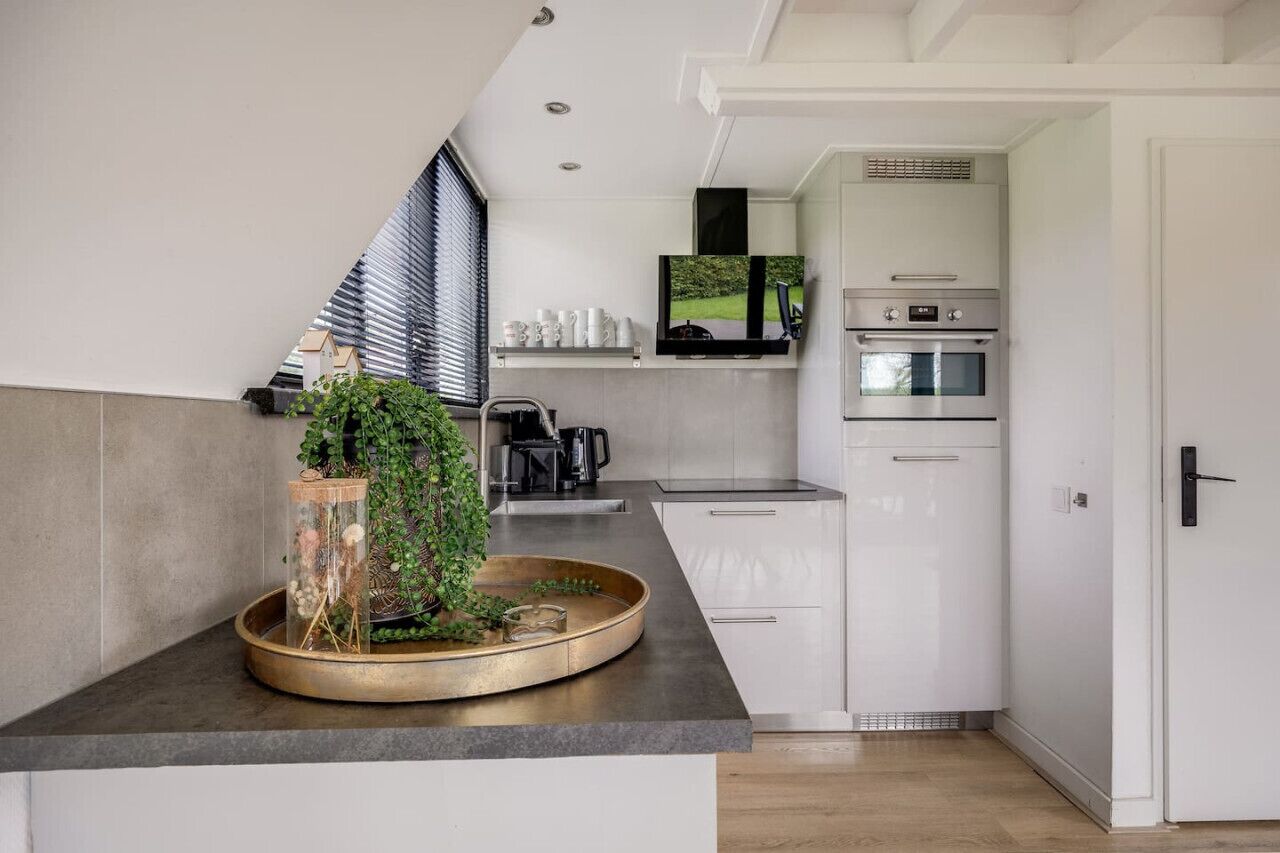 Kylskåp, mikrovågsugn, spishäll och diskmaskin