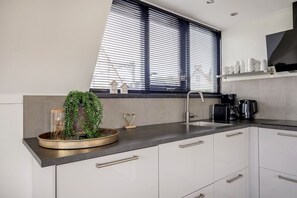 Fridge, microwave, stovetop, dishwasher