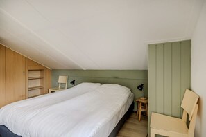 2 bedrooms, desk, WiFi, bed sheets