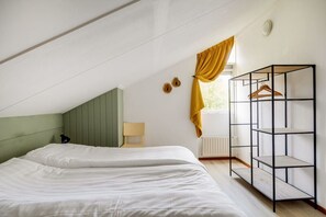 2 bedrooms, desk, WiFi, bed sheets