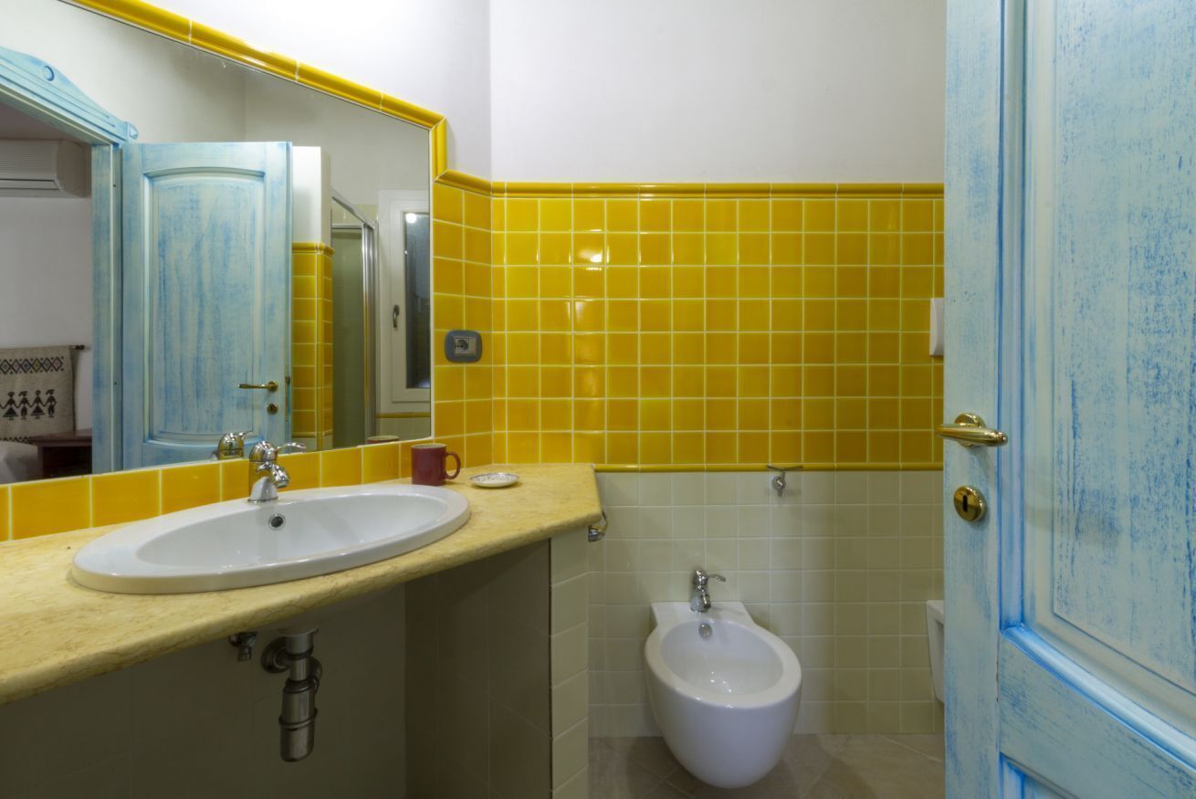 Ein Badezimmer mit Waschbecken, Bidet und Spiegel.