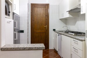 Kylskåp, mikrovågsugn, spishäll och diskmaskin
