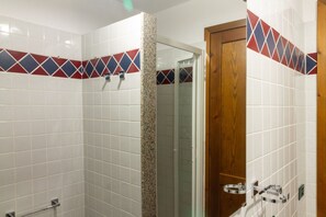 Douche, sèche-cheveux, bidet