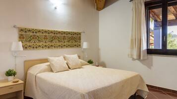 2 bedrooms, iron/ironing board, WiFi