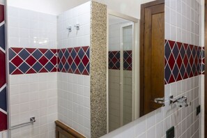 Regadera, secadora de cabello, bidet