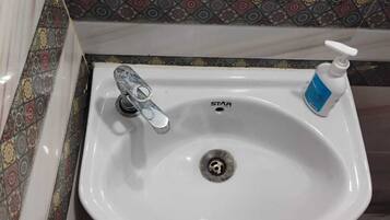 Douche, bidet, serviettes fournies, savon