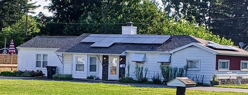 Solar-powered home sleeps 11 near golf courses, hockey & baseball.