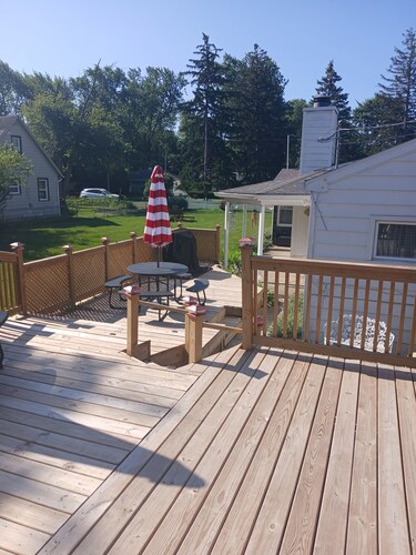 Solar-powered home sleeps 11 near golf courses, hockey & baseball.