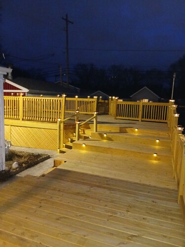 Solar-powered home sleeps 11 near golf courses, hockey & baseball.