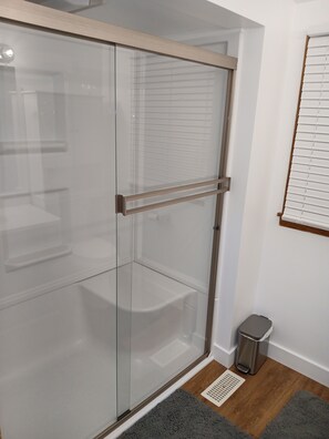 Douche, séchoir à cheveux, serviettes fournies, savon