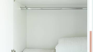 4 bedrooms, desk, laptop workspace, blackout curtains