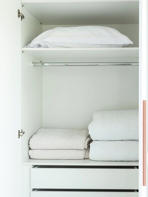 Schreibtisch, laptopgeeigneter Arbeitsplatz, Verdunkelungsvorhänge