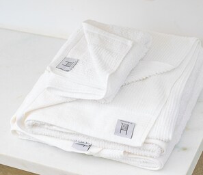 Suihku, ilmaiset hygieniatuotteet, hiustenkuivaaja, pyyhkeet