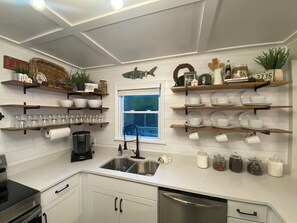 Fridge, microwave, oven, stovetop - Cozy Savannah Cottage: Modern Comforts, Rustic Charm & Backyard Oasis (Savannah)