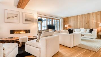 House | 4 bedrooms, desk
