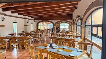 Se sirven desayunos y almuerzos; cocina mexicana; con vista a la piscina