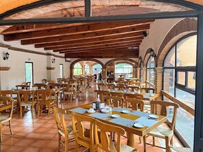 Breakfast, lunch, dinner served; Mexican cuisine, pool views  - Hotel Chocolate Carruaje (Guanajuato)