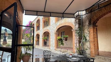 Se sirven desayunos y almuerzos; cocina mexicana; con vista a la piscina