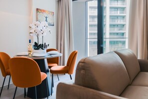 Smart TV - Mercury Suite Delightful w Pool access by Arco Collection (San Ġiljan)