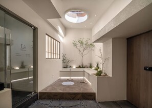 Bar-salon dans le hall