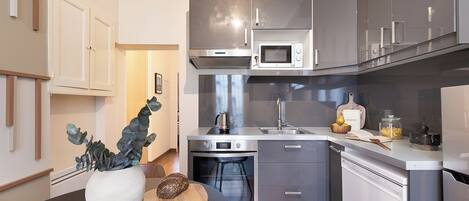 Fridge, microwave, oven, stovetop