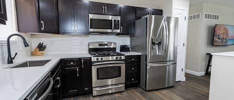 ثلاجة، ميكروويف، فرن، موقد طهي مسطح