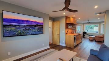 Een smart-tv, boeken en een printer