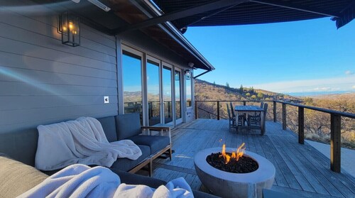 Hot tub | Sauna |Firepit |Sleeps 6!