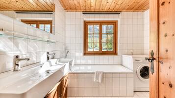 House | 3 bedrooms, free cots/infant beds