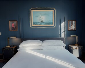 Suite, 1 King Bed, Courtyard View