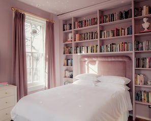 Quarto clássico, 1 cama Queen | Edredons de pluma, individualmente decorados, individualmente mobiliados