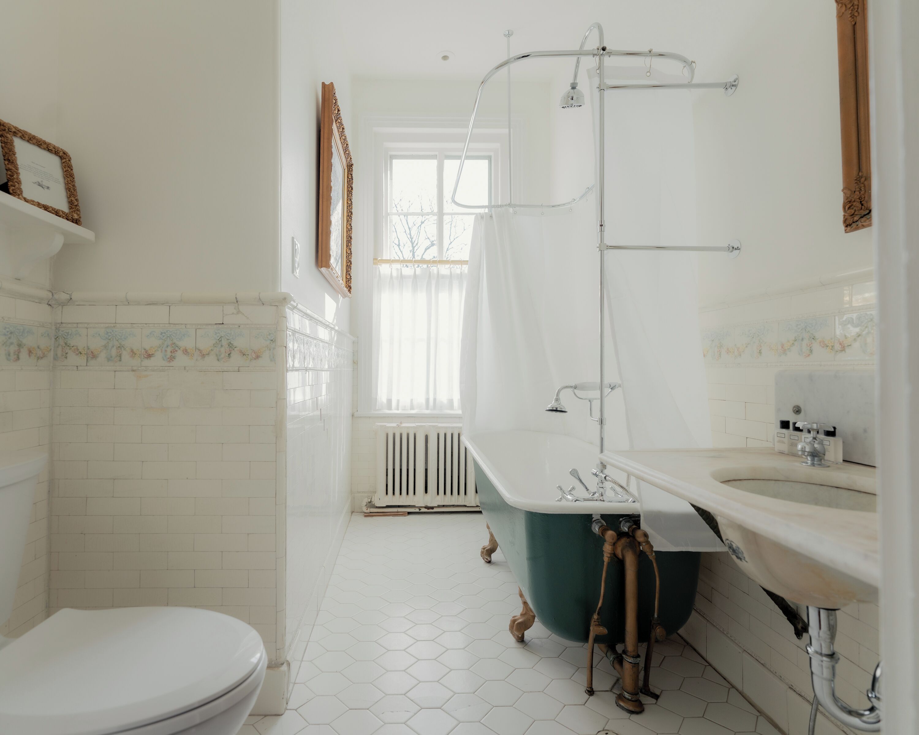 Un baño con inodoro, bañera y lavabo.