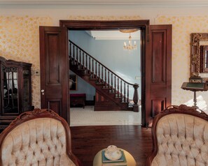 Lobby sitting area - The Bookhouse Hotel at Faunbrook (West Chester)