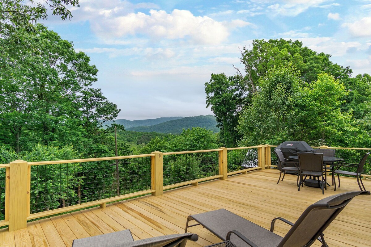 Cozy Ridge | Pet Friendly, Views & 5-Minutes to Town!