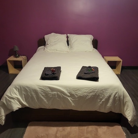 2 bedrooms, travel cot, WiFi, bed sheets. Country house near spa