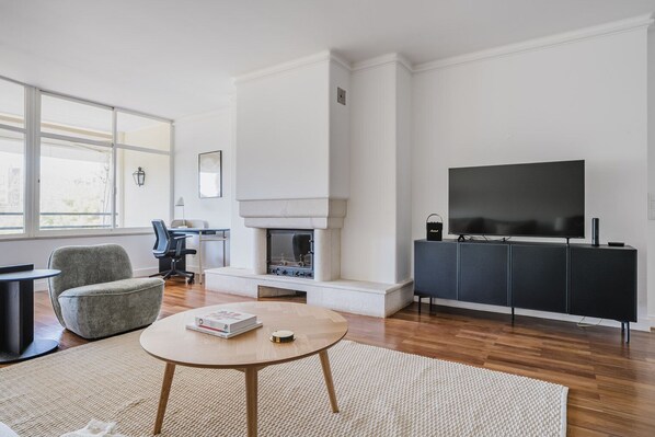 Een televisie en een stereo