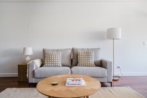 Een televisie en een stereo