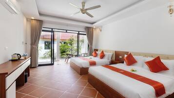 Deluxe vierpersoonskamer, uitzicht op tuin | 1 slaapkamer, een minibar, een bureau, verduisterende gordijnen