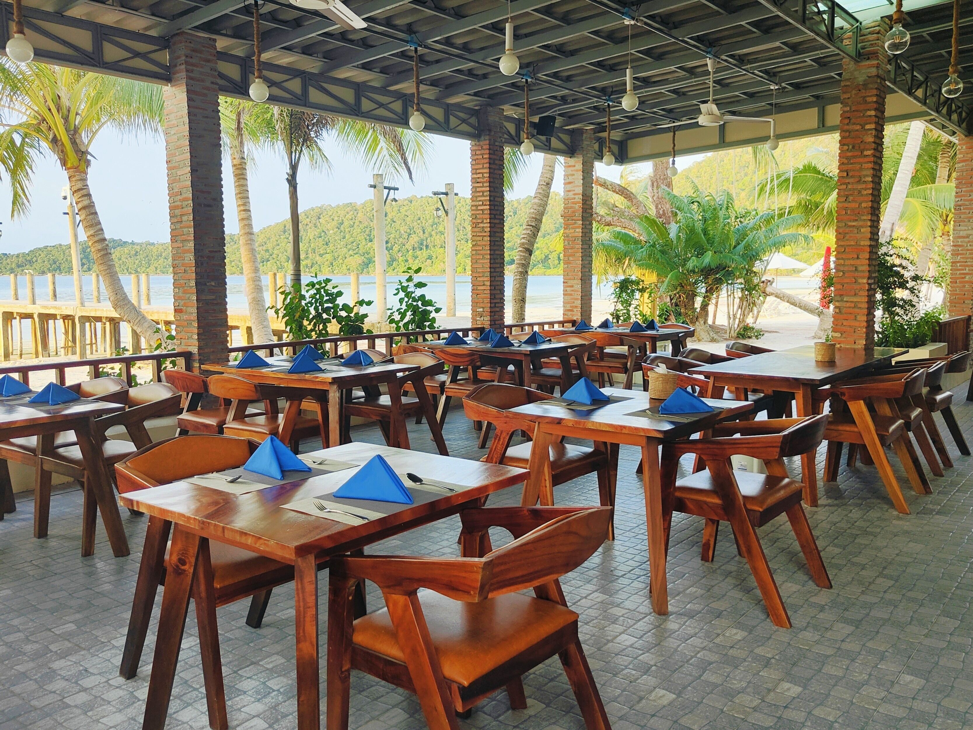 Breakfast, lunch, dinner served; international cuisine, beach views 