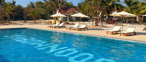 Außenpool, geöffnet von 07:00 Uhr bis 22:00 Uhr, Sonnenschirme